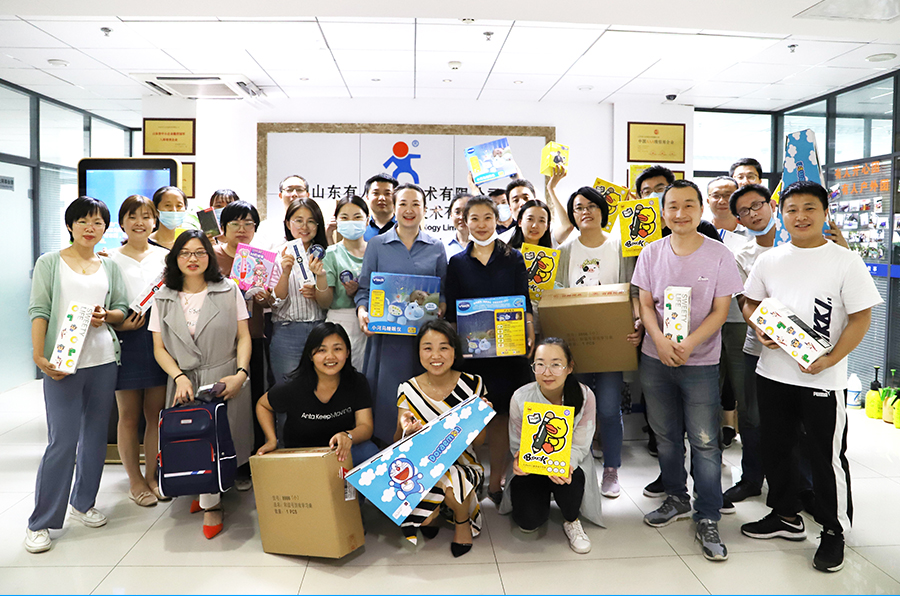 有人物聯(lián)網兒童節(jié)領福利合影 有人物聯(lián)網兒童節(jié)領福利合影