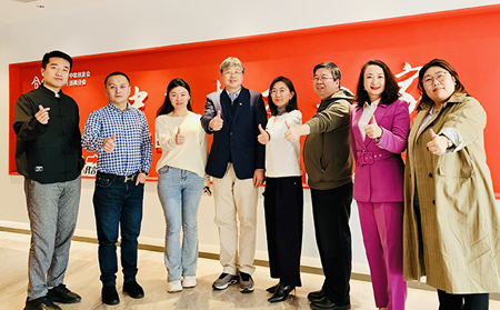 中歐國際工商學(xué)院經(jīng)濟學(xué)與金融學(xué)教授、吳敬璉經(jīng)濟學(xué)教席教授許斌及校友一行蒞臨有人物聯(lián)網(wǎng)參觀交流